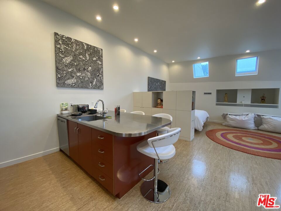 310 Venice Way