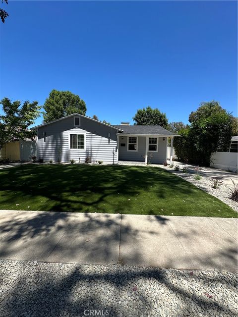 Photo of 21235 Lopez Street, Woodland Hills, CA 91364 (MLS # SR26102615)