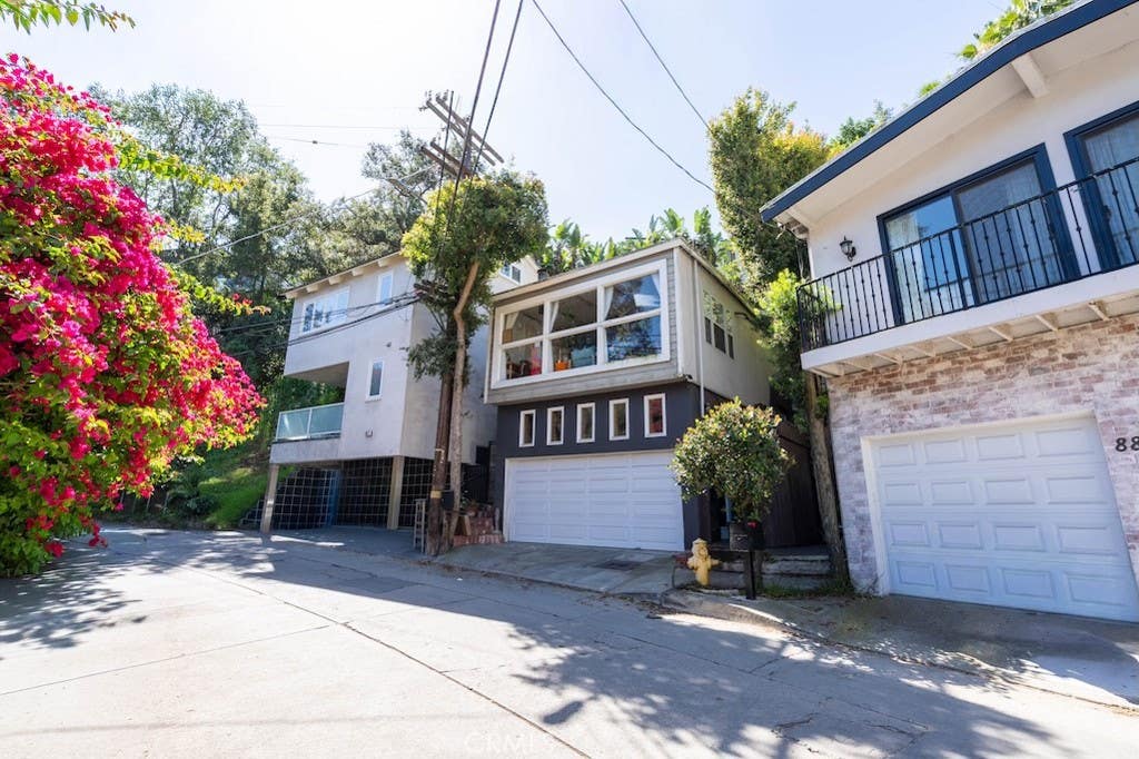 Photo of 8869 Lookout Mountain Ave AVE, Los Angeles, CA 90046 (MLS # SR26149537)