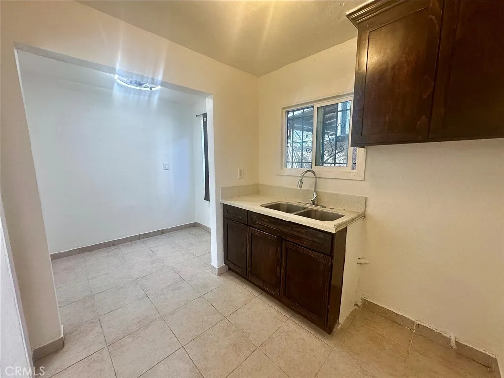 Los Angeles, California 90003, United States, 1 Bedroom Bedrooms, ,1 BathroomBathrooms,Residential,Active,230868