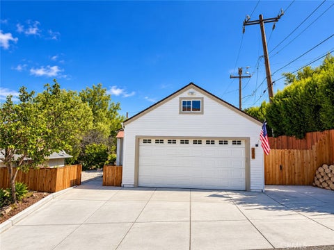 Photo of 284 Heavenly Valley RD, Newbury Park, CA 91320 (MLS # SR26224931)