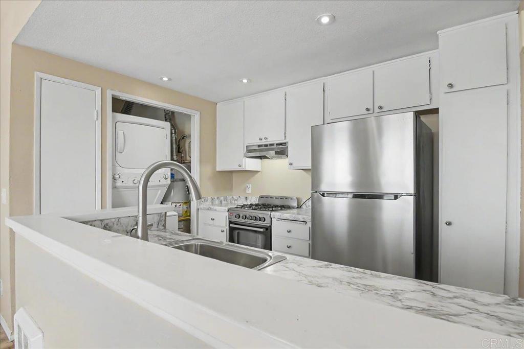 883 W San Ysidro Boulevard 10