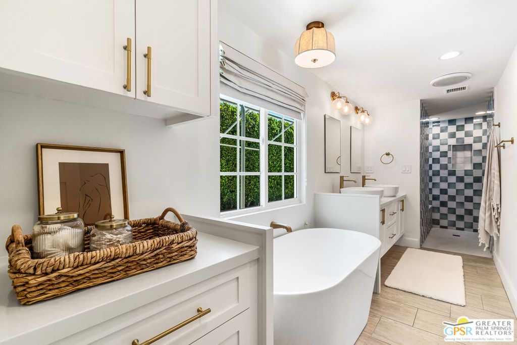 listing image 130724506128376474582