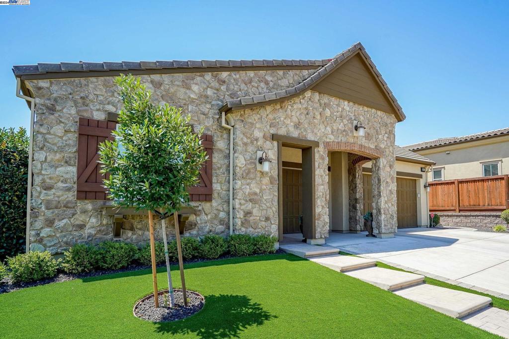 TRILOGY VINEYARDS - Residential