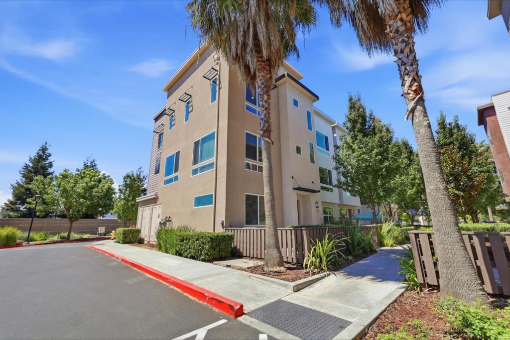 502 Ellicott Loop