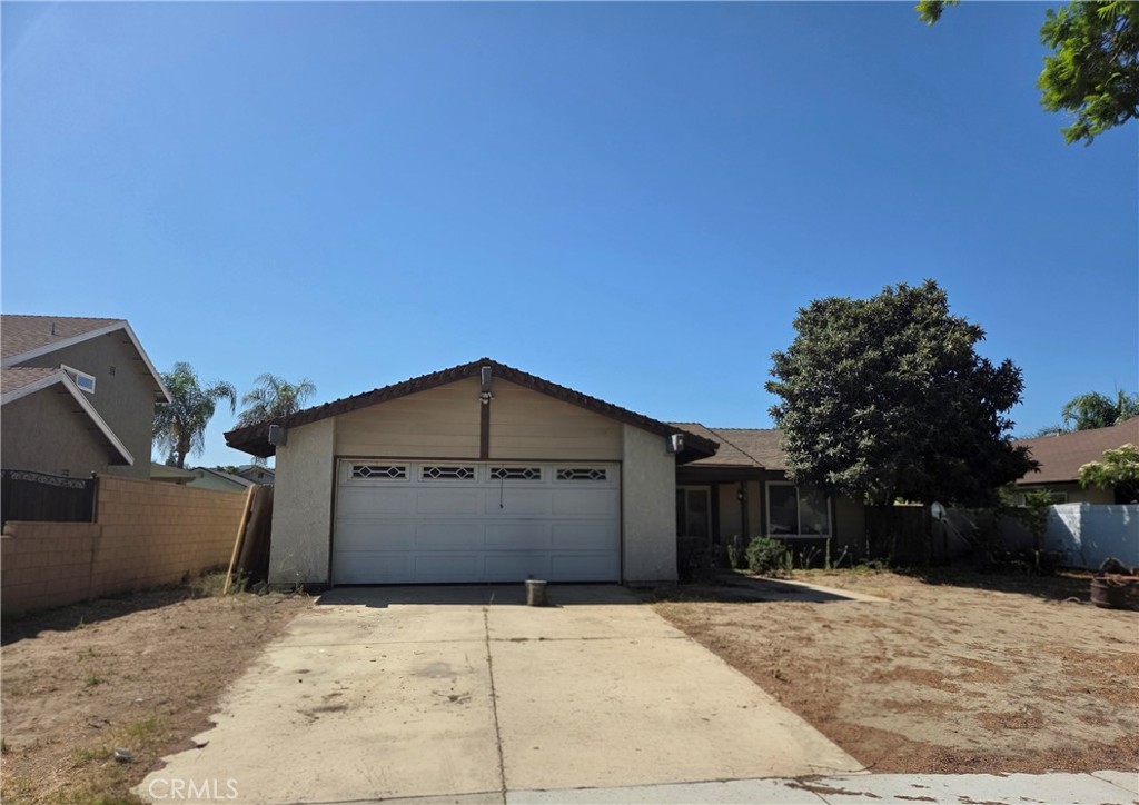 Don't miss the opportunity to make this home your own or an investment. 3 bedroom 2 bath in a desirable neighborhood. Kitchen opens to family room. Sep living room.
Indoor laundry. 2 car oversized garage. large open backyard. Bring your imagination and turn this home into your home.
In need of repairs. Cash only. will not qualify for financing. ***see agent remarks***