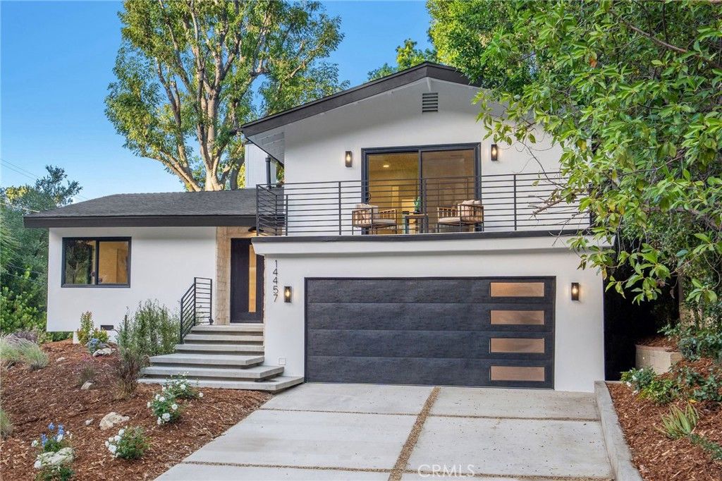 Photo of 14457 Glorietta Drive, Sherman Oaks, CA 91423 (MLS # SR25281097)