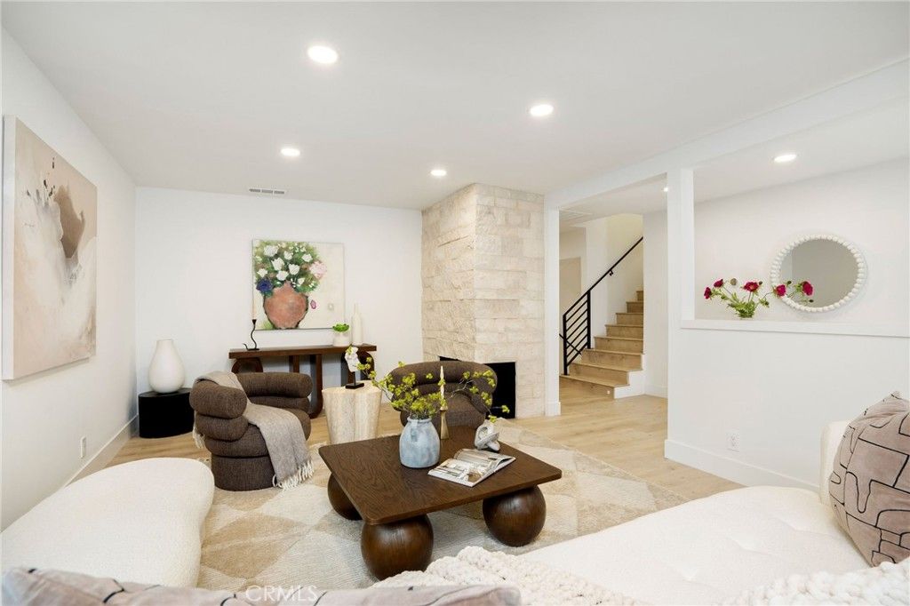 Photo of 14457 Glorietta Drive, Sherman Oaks, CA 91423 (MLS # SR25281097)