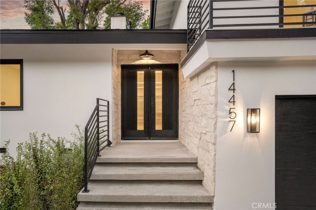 Photo of 14457 Glorietta Drive, Sherman Oaks, CA 91423 (MLS # SR25281097)