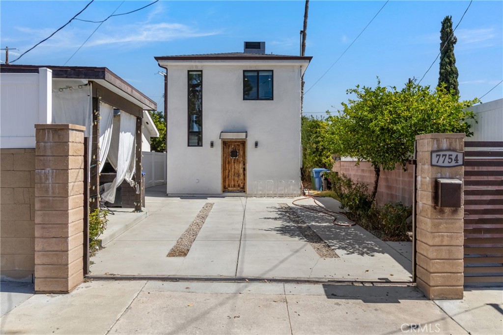 Modern North Hollywood Home with Complete Privacy & Natural Light
Beautifully updated 2-bedroom, 2.5-bath home (approx. 1,280 sq. ft.) featuring an open, light-filled layout with two master bedrooms, each with its own bath, plus a guest half-bath. Central A/C, in-unit washer/dryer, and refrigerator included.
Behind automatic gates, enjoy a large front yard with private cabana and BBQ area, three parking spaces inside the gates directly in front of the home, and total privacy.
Home can be delivered furnished or unfurnished to fit your needs.