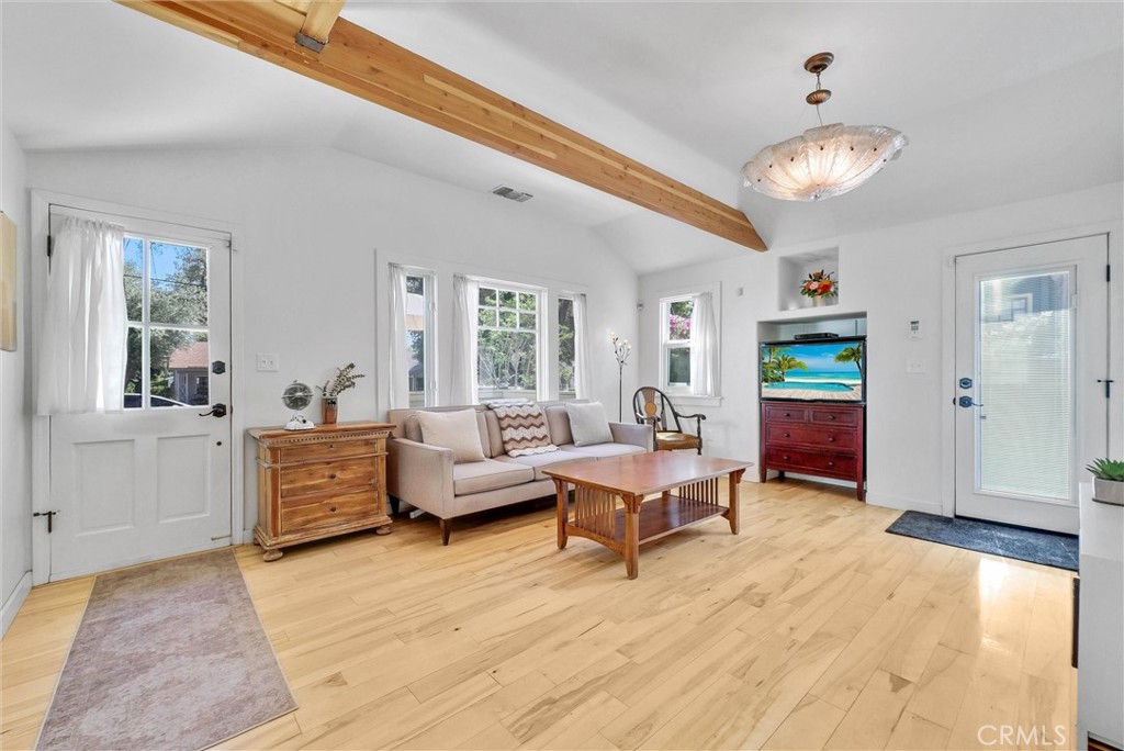319 W 6th Street