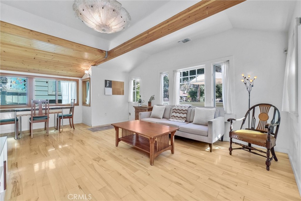 319 W 6th Street