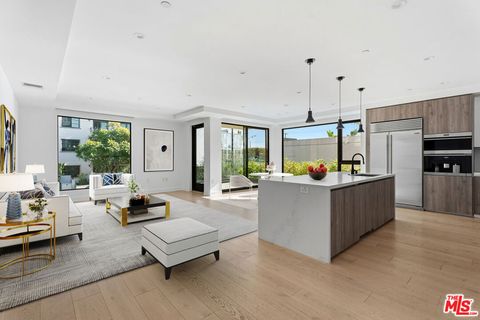 Photo of 725 N Croft Avenue #107, Los Angeles, CA 90069 (MLS # 26637099)