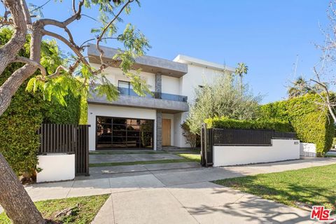 Photo of 853 N Kilkea Drive, Los Angeles, CA 90046 (MLS # 26632609)