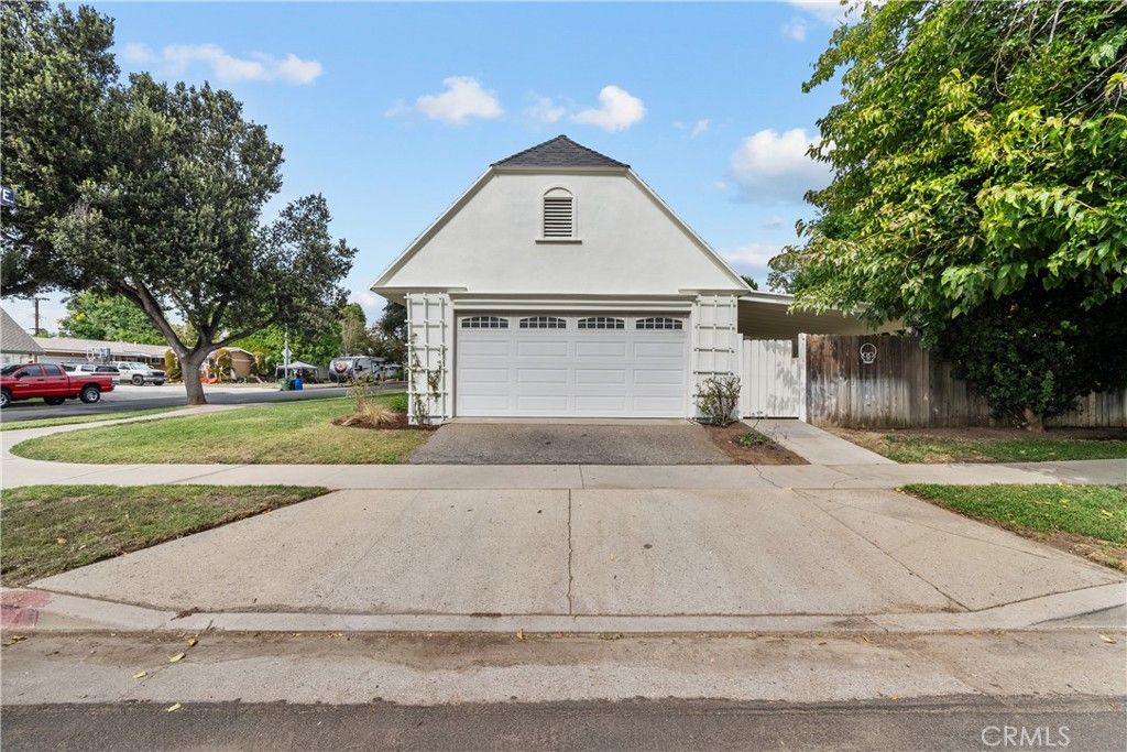 Photo of 9830 Oakdale Ave, Chatsworth, CA 91311 (MLS # SR25239971)