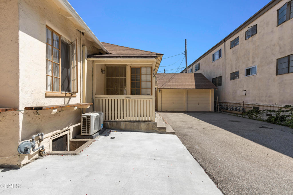 Cozy 1-bedroom back unit in the heart of Glendale! Recently updated, this home features a fresh kitchen with plenty of cabinets and a remodeled bathroom with a good-sized tub and extra storage. Inside, you'll find a spacious living room filled with natural light, a dining area, and convenient laundry hookups for private use. The bedroom offers two closets and plenty of space. Extras include wall A/C and heater, and essential kitchen appliances. The unit comes with one parking space and a private entrance in a quiet duplex setting (no private yard). Centrally located near The Americana, downtown Glendale, shopping, restaurants, and freeway access.