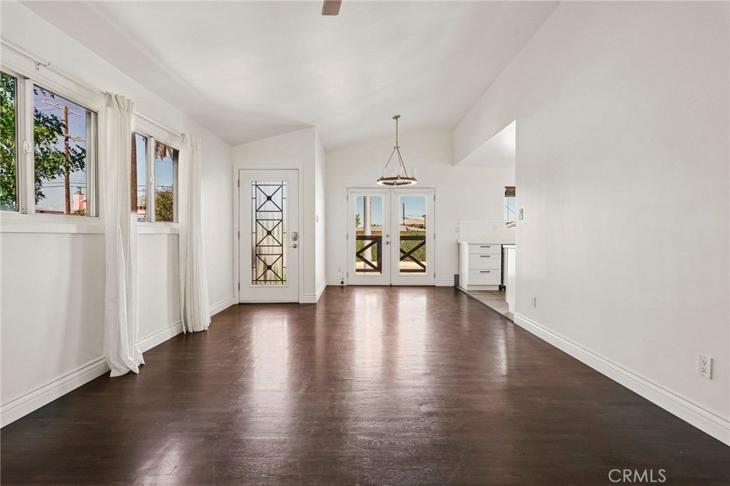 889 W 25th