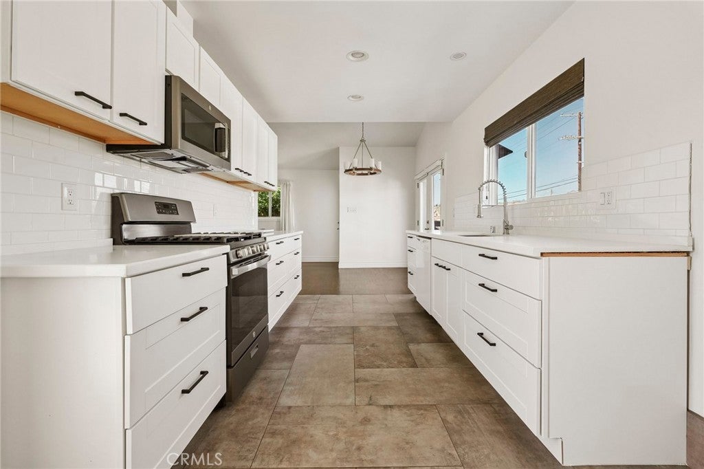 889 W 25th