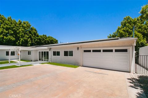 Photo of 22841 Calvert St ST, Woodland Hills, CA 91367 (MLS # SR26104010)