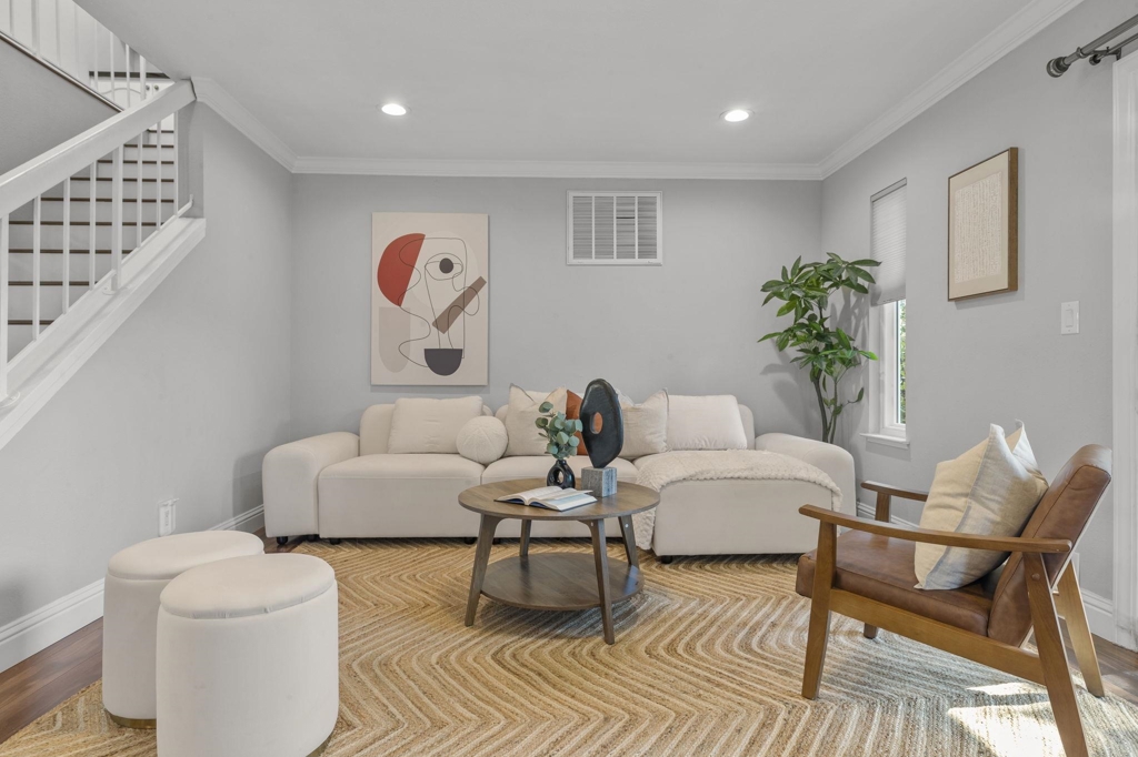 3833 Burton Cmn