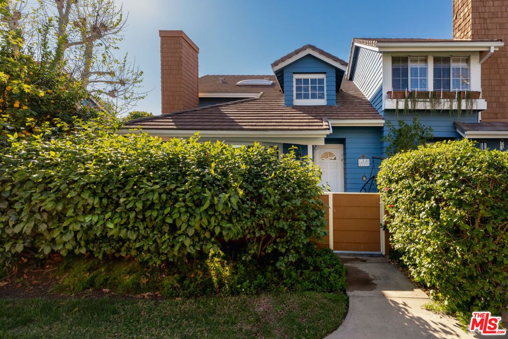 Photo of 18721 Hatteras Street #10, Tarzana, CA 91356 (MLS # 25616975)