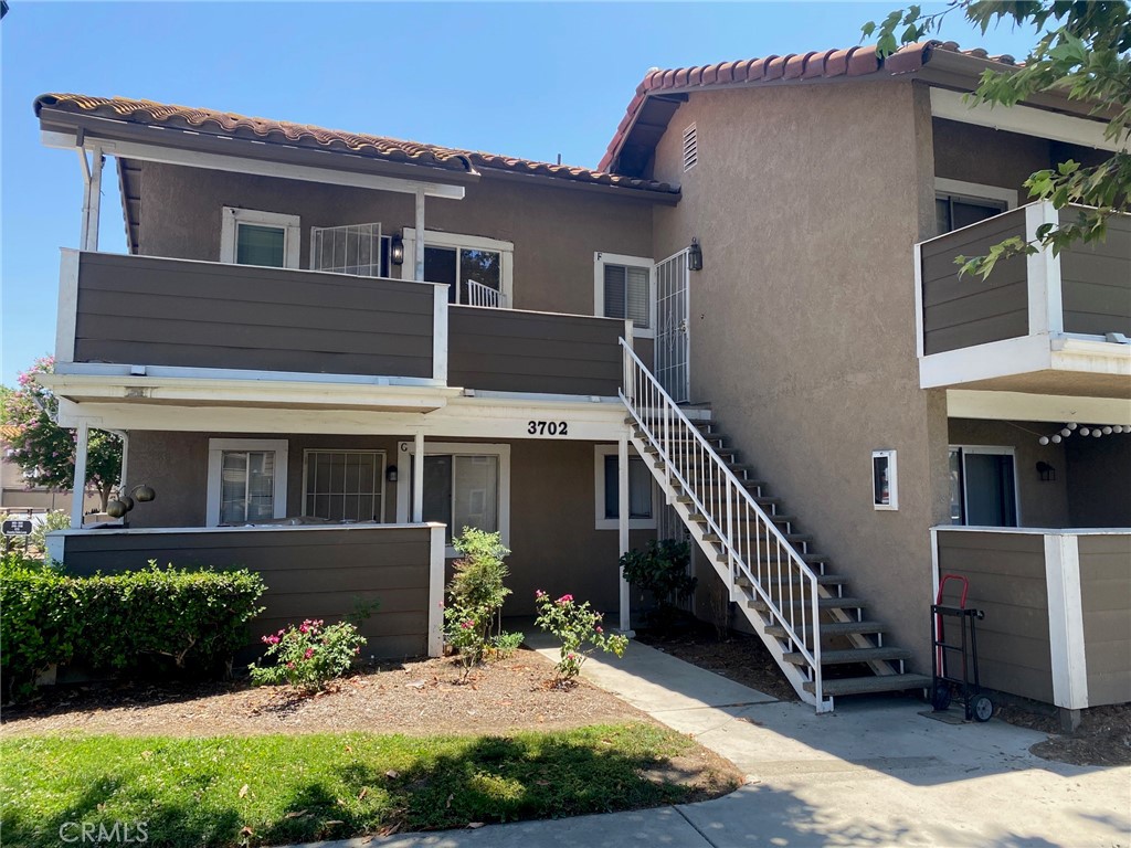 Cozy studio unit. Lots of HOA amenities, pool, spa, playground and lake.