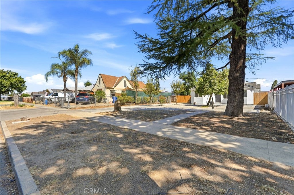 2225 E Lamona