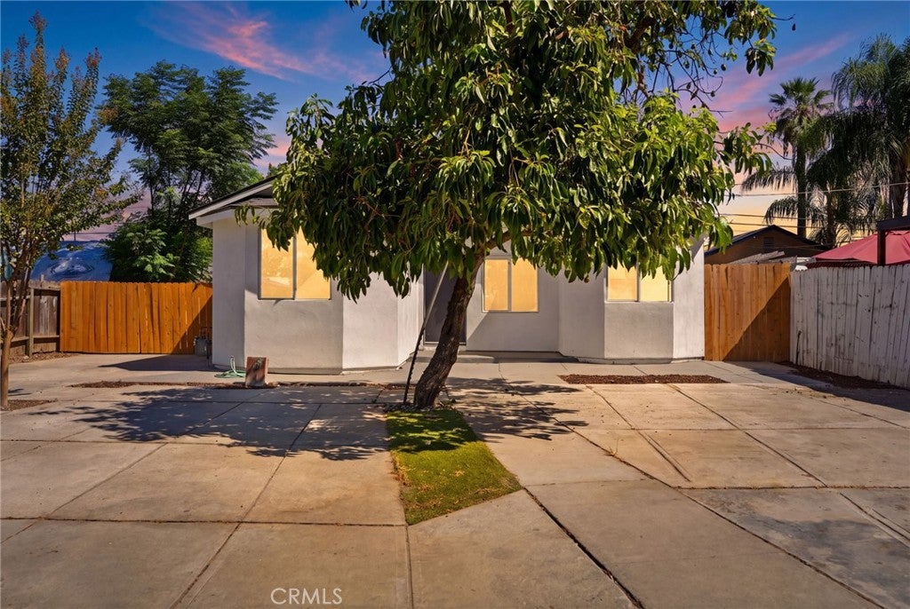 2225 E Lamona