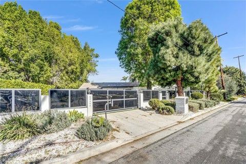 Photo of 23245 Gonzales Drive, Woodland Hills, CA 91367 (MLS # SR26027732)