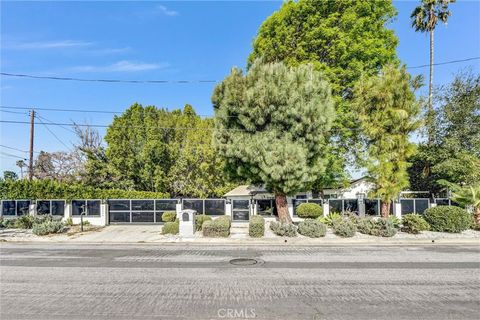 Photo of 23245 Gonzales Drive, Woodland Hills, CA 91367 (MLS # SR26027732)