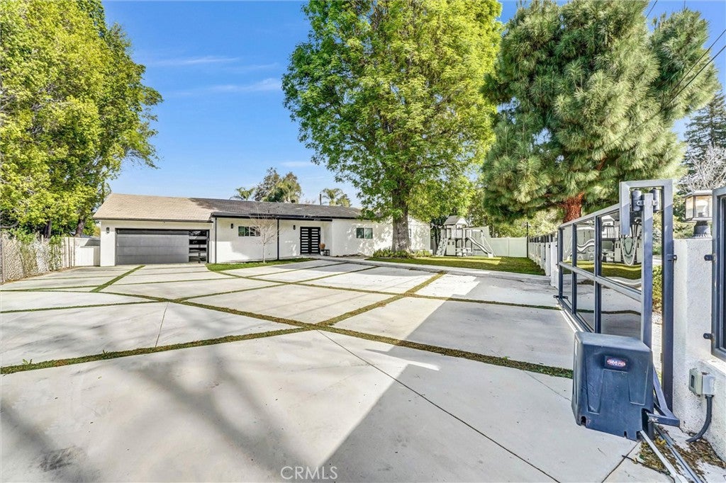 Photo of 23245 Gonzales Drive, Woodland Hills, CA 91367 (MLS # SR26027732)