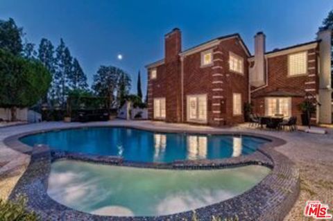 Photo of 725 N Faring Road, Los Angeles, CA 90077 (MLS # 25595603)