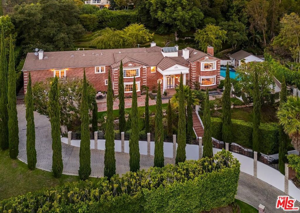 Photo of 725 N Faring Road, Los Angeles, CA 90077 (MLS # 25595603)