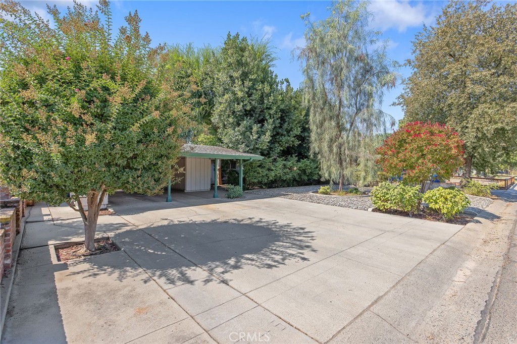 945 W Howard Avenue