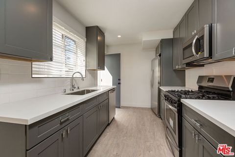 Photo of 4102 W Country Club Avenue, Los Angeles, CA 90019 (MLS # 25629211)