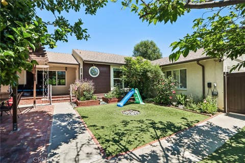 Photo of 18937 Sylvan Street, Tarzana, CA 91335 (MLS # SR26183618)
