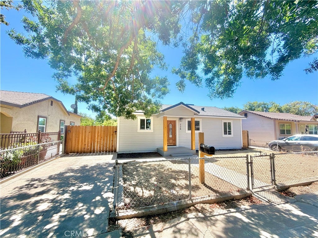 736 W 9th
