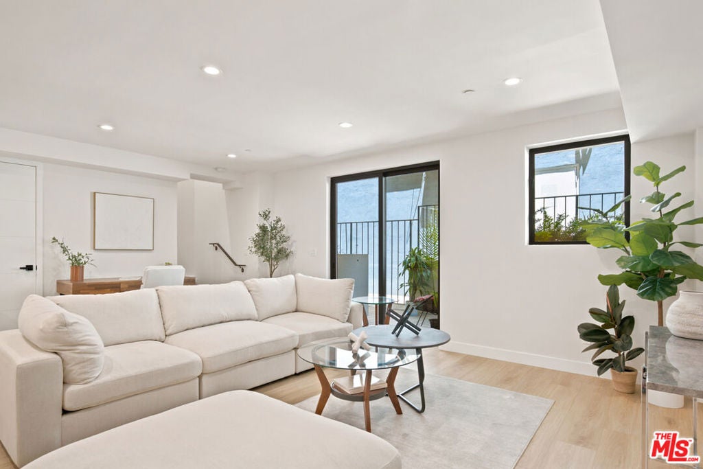 1434 N Poinsettia Place 102, Los Angeles CA 90046