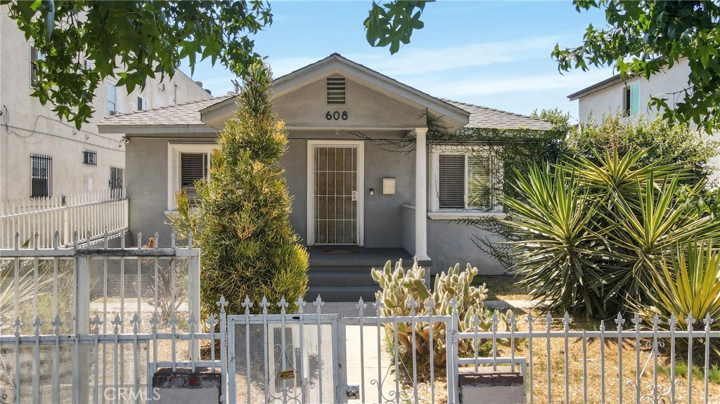 Welcome to 608 W 75th St, a 4-Bed/2-Bath single-family home sitting on a generous 7,000 SF lot. The property spans 1,120 SF of living space and is currently leased at $3,280/month, offering immediate rental income for investors. With strong in-place cash flow and significant land value, this home is a great opportunity for those looking to add to their portfolio or redevelop in a centrally located area of Los Angeles. Convenient access to major freeways, DTLA, and Inglewood.
