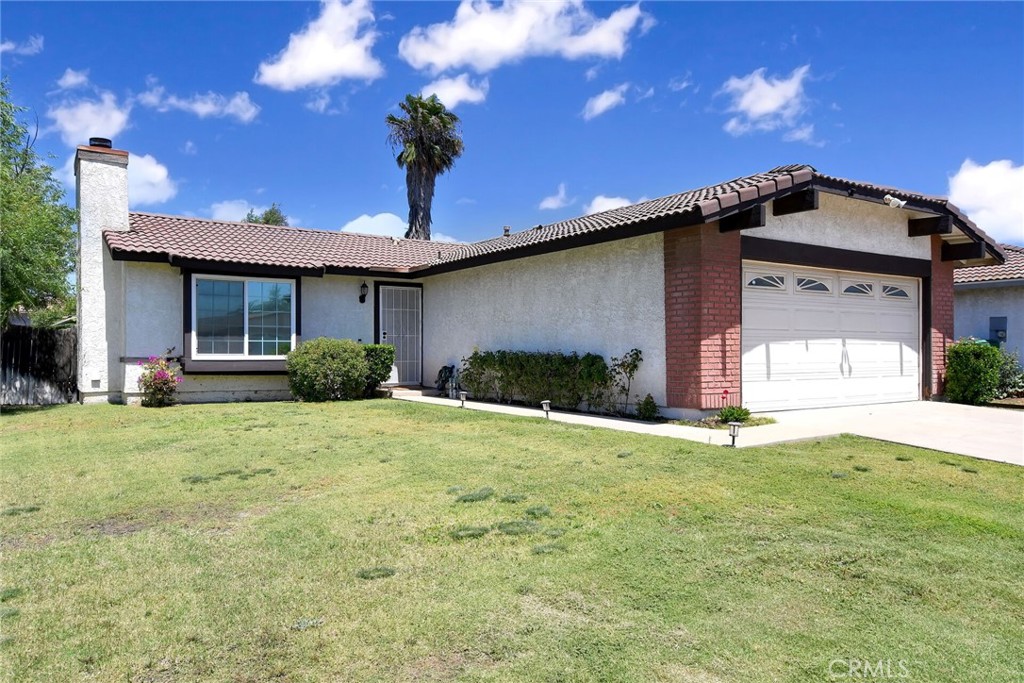 Welcome to one of the cutest 2 bedroom, 1 bath house! With new flooring throughout the whole house and beautifully upgraded kitchen and bathroom, this house can’t help but feel vibrant and fresh. The huge backyard offers you plenty of space to host memorable celebrations with your loved ones or even create different sitting areas where you can just lay back and relax and enjoy the extra privacy provided to the house when not entertaining. This spacious property also allows you the opportunity to add more rooms to the house without sacrificing the uniqueness it offers.
Don’t hesitate to come tour this house and experience it for yourself!