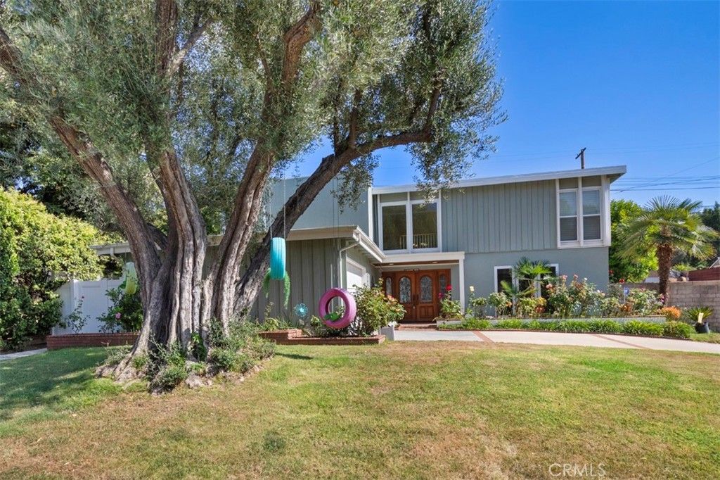 Photo of 22666 Margarita Drive, Woodland Hills, CA 91364 (MLS # SR25144489)