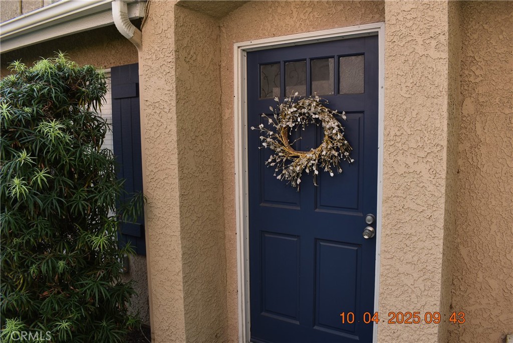 Welcocme to this charming single story condominum. Located cose to the community pool this spacious unit has been tastefully maintainef. The open floor pkan features a cozy fireplace, sylights and ample space for an eaating area. The kitchen has ample space for creating your favorite meal, lots of light coming in off the spacious patio. There are two Bedrooms with ample storage space, nside kaudry facilities. The comolex is well maintained, perfect for walking your pets r rekaxing by the cmmunity pool. It is close to Victoria Gardens, The Mills, Ontario International Airport, freeway close for shopping, enjoying golfing, the mountains and several entertainment centers Sporting centers for minor league baseball, theaters, parks and more.