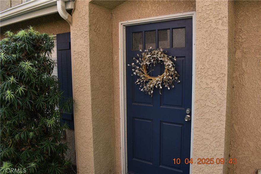 Welcocme to this charming single story condominum.  Located cose to the community pool this spacious unit has been tastefully maintainef.  The open floor pkan features a cozy fireplace, sylights and ample space for an eaating area.  The kitchen has ample space for creating your favorite meal, lots of light coming in off the spacious patio.  There are two Bedrooms with ample storage space, nside kaudry facilities.  The comolex is well maintained, perfect for walking your pets r rekaxing by the cmmunity pool.  It is close to Victoria Gardens, The Mills, Ontario International Airport, freeway close for shopping, enjoying golfing, the mountains and several entertainment centers  Sporting centers for minor league baseball, theaters, parks and more.
