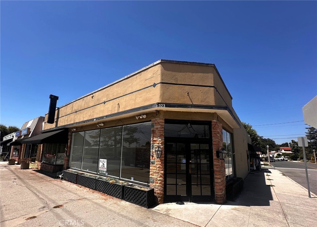 Great Opportunity to Open your Own Business! High Traffic Location across from Washington Elementary School! Suitable for many retail uses ... what's your Dream? Flower Shop? Book Store? Gift Shop with Greeting Cards? So much Potential here! Check with the City regarding allowable uses and then Let's Talk!