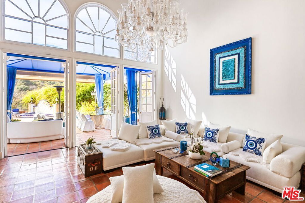 Photo of 2113 Stoney Hill Road, Los Angeles, CA 90049 (MLS # 25592539)