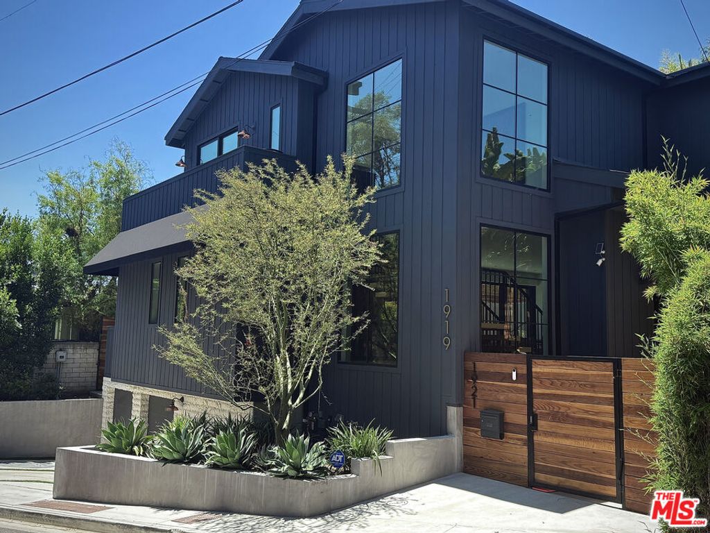 Photo of 1919 Pinehurst Road, Los Angeles, CA 90068 (MLS # 25566891)