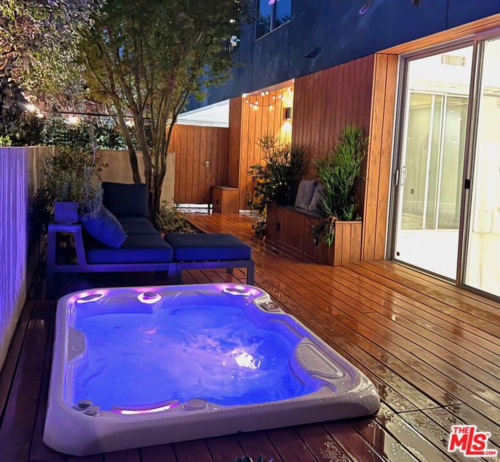 Photo of 855 N Croft Avenue #101, Los Angeles, CA 90069 (MLS # 25585203)