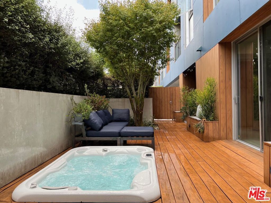 Photo of 855 N Croft Avenue #101, Los Angeles, CA 90069 (MLS # 25585203)