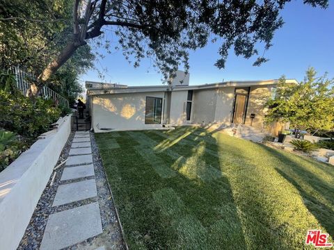 Photo of 4234 Ellenita Avenue, Tarzana, CA 91356 (MLS # 26661003)