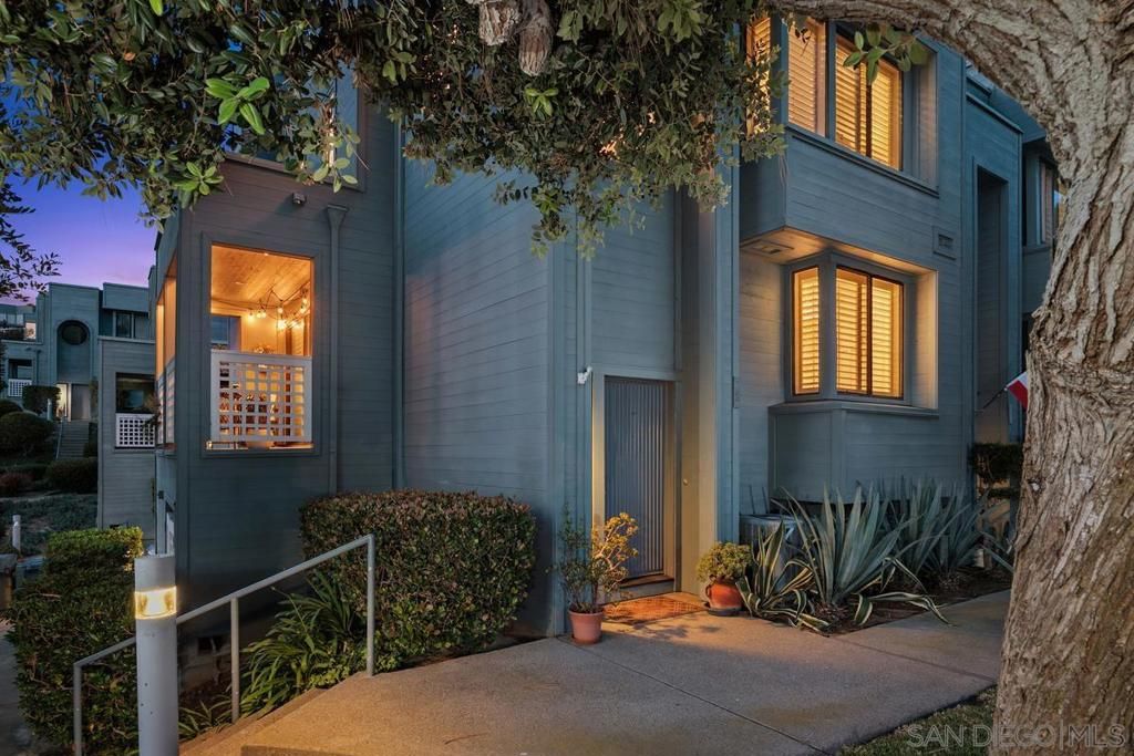 Photo of 964 Intrepid Court Ct, Del Mar, CA 92014 (MLS # 260008471SD)